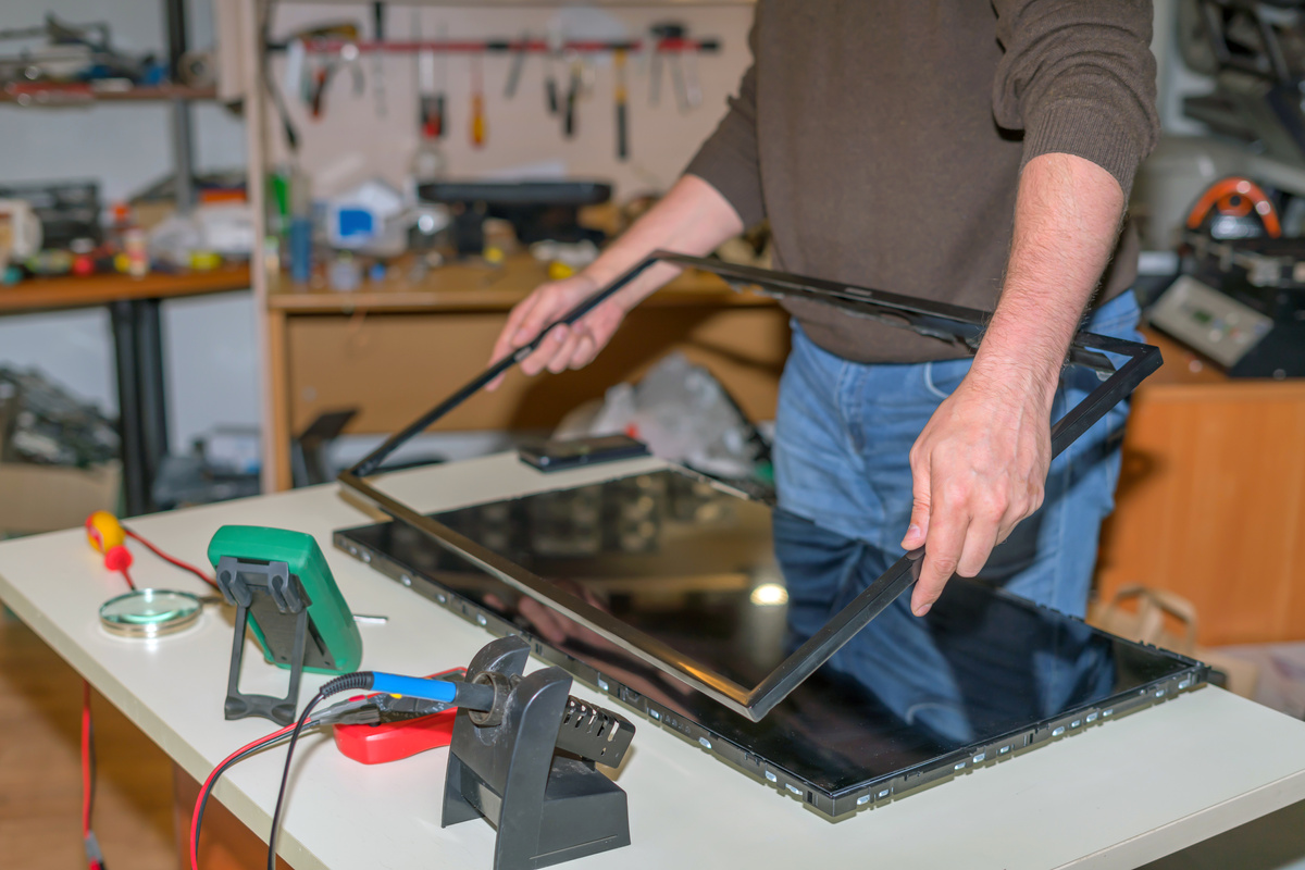 Repair of modern TV, disassembling the screen to replace the LCD matrix
